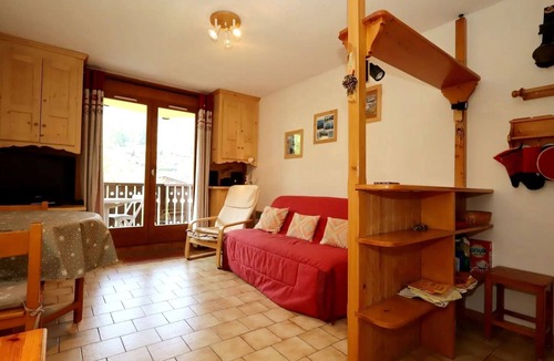 Les Houches Apartment | Studio cabin for 4 near cable cars, pets allowed parking