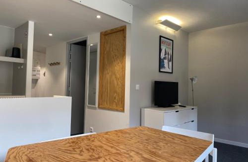 Arc-1800 Apartment | Studio cabine rénové calme avec balcon et wifi, parking inclus - FR-1-346-345