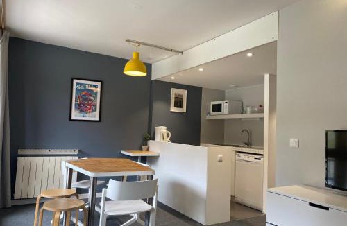 Arc-1800 Apartment | Studio cabine rénové calme avec balcon et wifi, parking inclus - FR-1-346-345