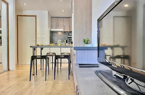 Val-d'Isere Apartment | Studio cabine rénové Val d'Isère, 4 pers, proche centre et pistes, avec balcon et WIFI - FR-1-411-690