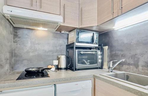 Val-d'Isere Apartment | Studio cabine rénové Val d'Isère, 4 pers, proche centre et pistes, avec balcon et WIFI - FR-1-411-690