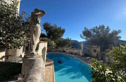 La Trinite Apartment | Studio climatisé et sa terrasse privée en villa