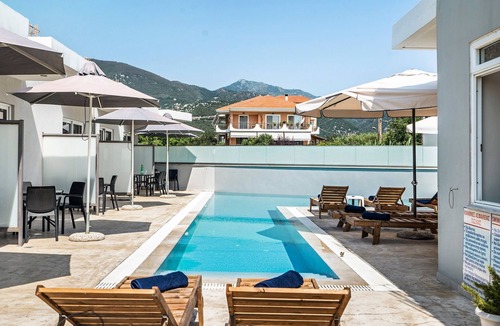 Yenion Apartment | Studio 'Family Junior Suite' with Shared Pool, Wi-Fi and Air Conditioning