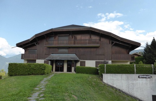 Combloux Apartment | Studio for 4, opposite ski lift, private terrace