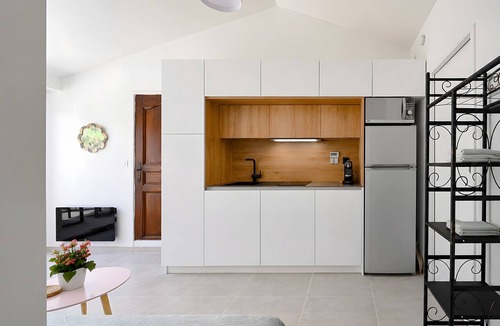 Roquevaire Apartment | Studio "JK" with Private Terrace and Wi-Fi