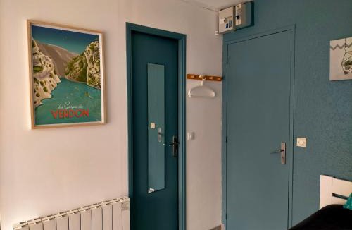 Greoux-les-Bains Apartment | Studio Le Provence 2 étoiles tout équipé, wifi, parking