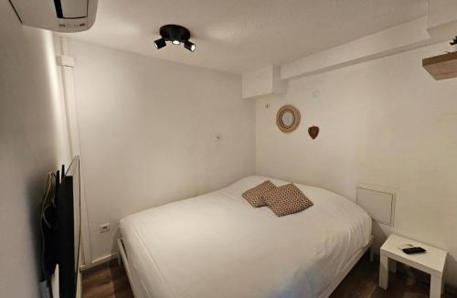 Le Beausset Apartment | Studio "Le Yellow" avec terrasse et parking