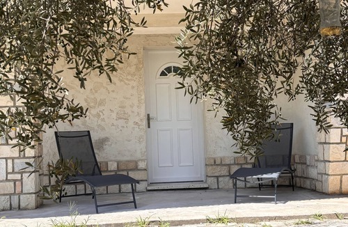 Pont-Saint-Esprit Apartment | Studio "Les Iris" with Shared Terrace, Communal Garden, and Wi-Fi