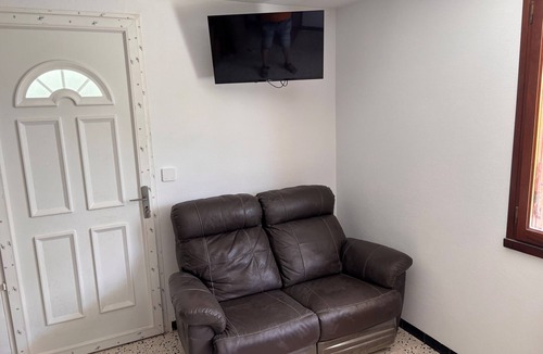 Pont-Saint-Esprit Apartment | Studio "Les Iris" with Shared Terrace, Communal Garden, and Wi-Fi