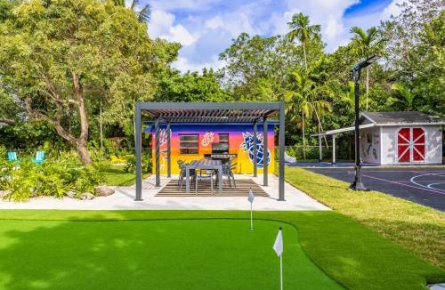 Golden Glades Villa | Stunning 8 bedroom Villa with Pool Basketball Pickleball BBQ Mini-golf and more