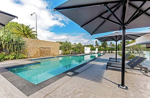 Varsity Lakes Apartment | Stunning large Gold Coast apartment with views and resort facilities
