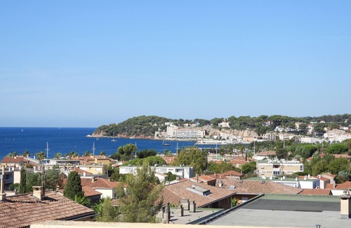 Six-Fours-les-Plages Apartment | Stunning ocean view of Sanary Bay, 73 m², quiet, terrace, EVERYTHING WITHIN WALKING DISTANCE. Rated *