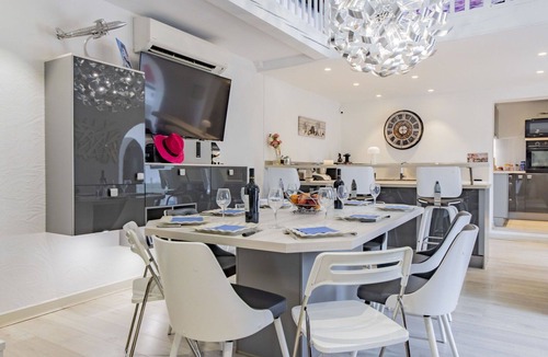 Les 3 Ponts Villa | Stunning private villa with private pool, WIFI, A/C, hot tub, TV, terrace and pets allowed