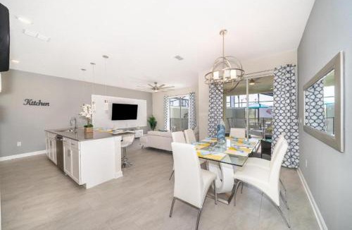Campbell House | Stunning Retreat Townhouse 4 Beds and 10 Mins to Disney With Pool