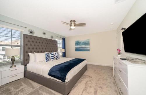 Campbell House | Stunning Retreat Townhouse 4 Beds and 10 Mins to Disney With Pool