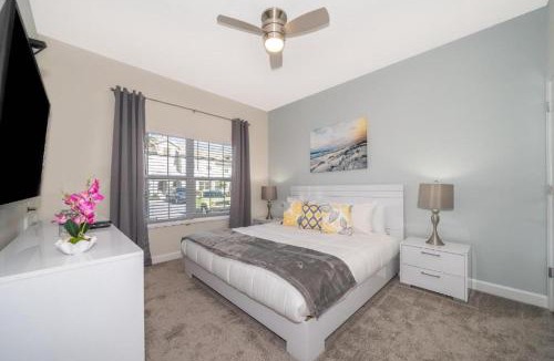 Campbell House | Stunning Retreat Townhouse 4 Beds and 10 Mins to Disney With Pool