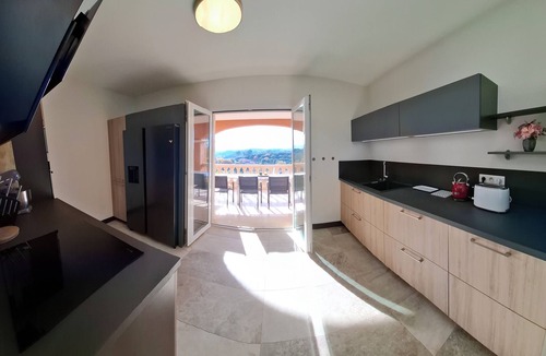 Flassans-sur-Issole Villa | Stunning Villa de la Colline overlooking the valley
