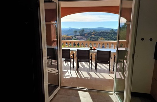Flassans-sur-Issole Villa | Stunning Villa de la Colline overlooking the valley