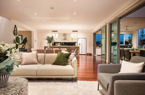 Isle Of Capri House | Stunning Waterfront home on the Gold Coast*Heated Pool* Pet Friendly.
