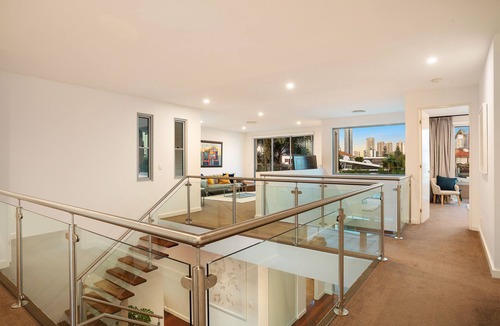 Isle Of Capri House | Stunning Waterfront home on the Gold Coast*Heated Pool* Pet Friendly.