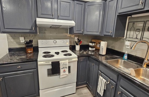 Lake Wales House | Stylish 2BR w/Private Screened Lanai & Coffee Bar