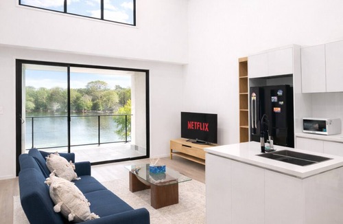 Mermaid Waters House | Stylish 5 Bedroom house in Mermaid Waters – Waterfront Bliss