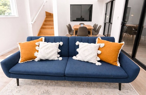 Mermaid Waters House | Stylish 5 Bedroom house in Mermaid Waters – Waterfront Bliss