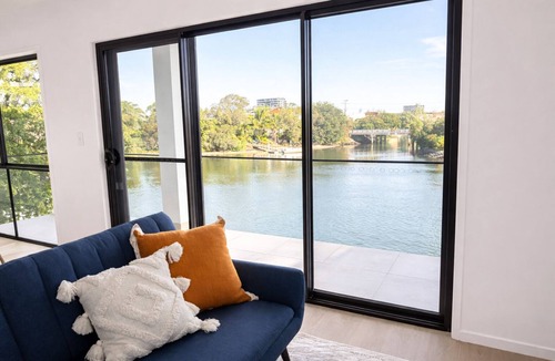 Mermaid Waters House | Stylish 5 Bedroom house in Mermaid Waters – Waterfront Bliss