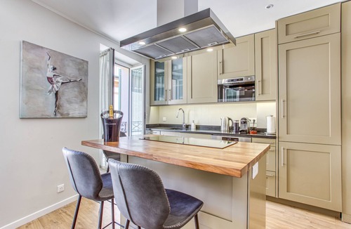 Le Suquet Apartment | Stylish Apt in charming le Suquet/Cannes-Steps from beaches, old port & Palais