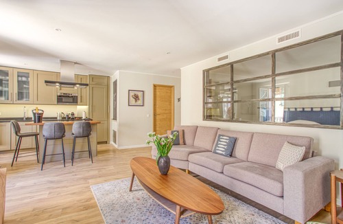 Le Suquet Apartment | Stylish Apt in charming le Suquet/Cannes-Steps from beaches, old port & Palais