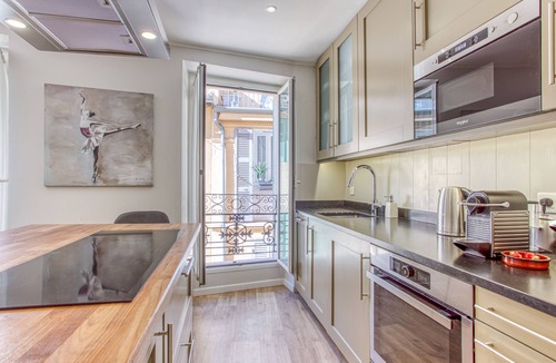 Le Suquet Apartment | Stylish Apt in charming le Suquet/Cannes-Steps from beaches, old port & Palais