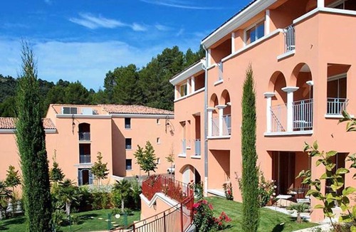 Greoux-les-Bains Condo | Suite Equipée | Accès 3 Piscines + Bain à Remous!