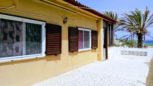Paralias House | Summerhouse Peggy: close to Athens airport by the sea