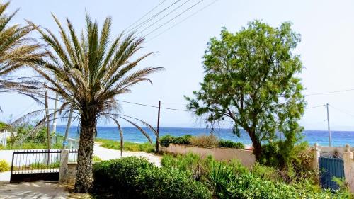 Paralias House | Summerhouse Peggy: close to Athens airport by the sea