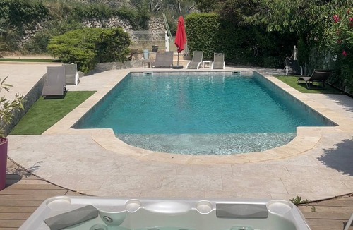Auriol Cottage | Sun Cypress - In the shade of the cherry tree