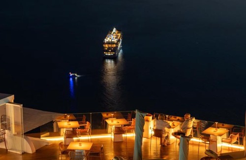 Firostefani Hotel | Sun Rocks Boutique Hotel - Caldera View Suites & Sunset Dining Experience