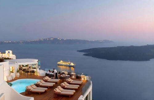 Firostefani Hotel | Sun Rocks Boutique Hotel - Caldera View Suites & Sunset Dining Experience
