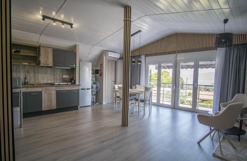 Isthmia Apartment | Sunny Home Loutraki is a modern studio with views of the bay and mountains with private parking