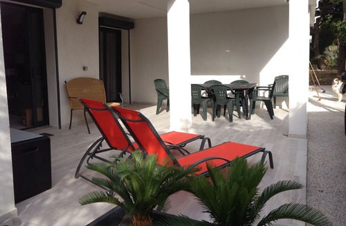 Le Brusc Apartment | Superb low-rise villa on garden level in Six Fours, Le Brusc, within walking distance of.