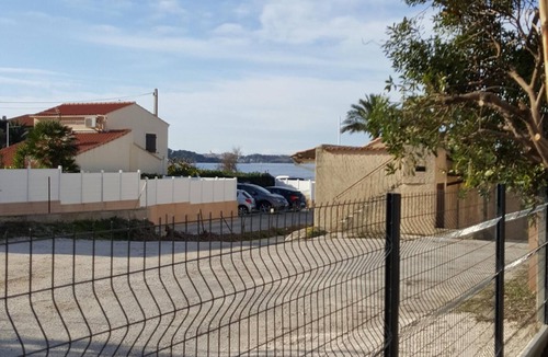 Le Brusc Apartment | Superb low-rise villa on garden level in Six Fours, Le Brusc, within walking distance of.
