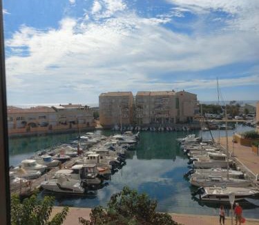 Frontignan Apartment | Superbe appartement avec vue sur la mer et port
