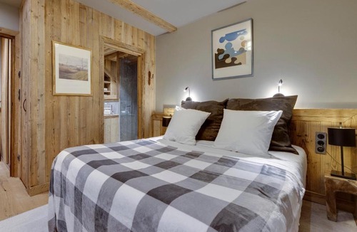 Val-d'Isere Apartment | Superbe duplex 68m² avec cheminée, 2 chambres, parking intérieur, et services inclus à Val d'Isère - FR-1-567-46