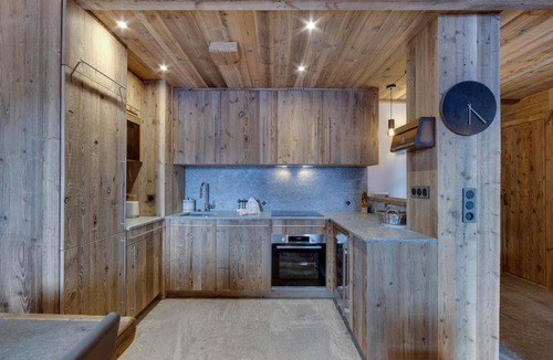 Val-d'Isere Apartment | Superbe duplex 68m² avec cheminée, 2 chambres, parking intérieur, et services inclus à Val d'Isère - FR-1-567-46
