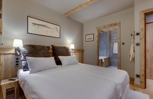 Val-d'Isere Apartment | Superbe duplex 68m² avec cheminée, 2 chambres, parking intérieur, et services inclus à Val d'Isère - FR-1-567-46