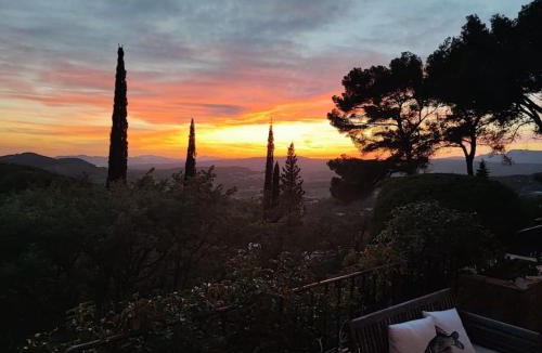 Le Beausset Villa | Superbe villa Calista classée 5 Etoiles pour 12 personnes avec piscine vue mer, proche des plages et du Circuit du Castellet Paul Ricard