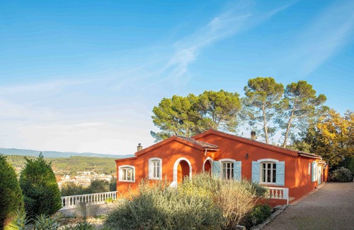 Carces Villa | "Sur Place" 4-12 people. Ideally suited for two or a large family.