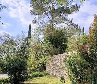 Entrecasteaux House | Sympathique Maison Climatisée au Calme & Whirlpool Privée!