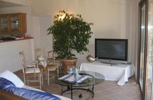 Entrecasteaux House | Sympathique Maison Climatisée au Calme & Whirlpool Privée!