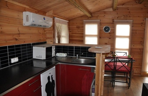 Draguignan Ski Chalet | T1bis/Chalet air-conditioned 30m², 2 pers swimming pool10x5m, pétanque court.