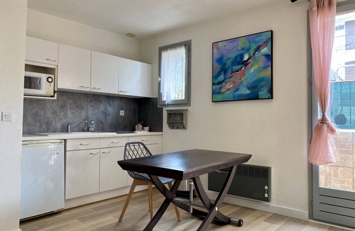 Greoux-les-Bains Apartment | T2 apartment 100 meters bright, fully furnished baths